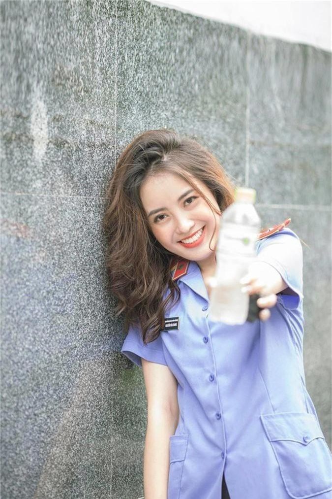 Nữ kiểm sát viên 9X khiến dân tình xốn xang vì quá xinh lại còn giỏi - Hình 4 Nu kiem sat vien 9X khien dan tinh xon xang vi qua xinh lai con gioi-Hinh-4