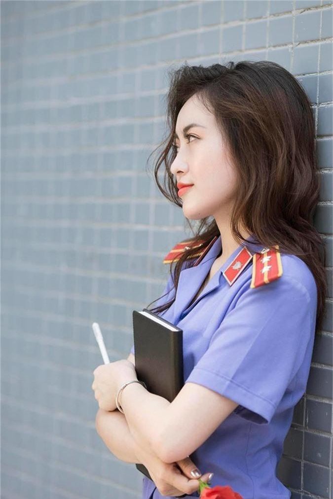 Nữ kiểm sát viên 9X khiến dân tình xốn xang vì quá xinh lại còn giỏi - Hình 9 Nu kiem sat vien 9X khien dan tinh xon xang vi qua xinh lai con gioi-Hinh-9