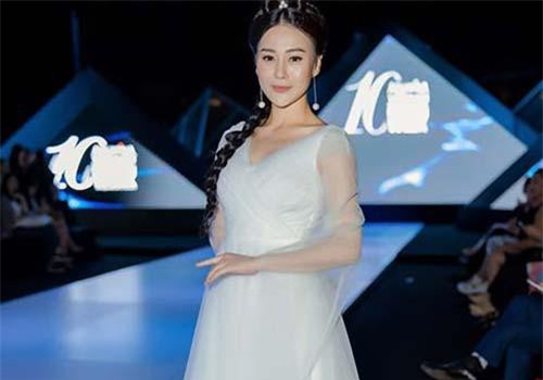 Phương Oanh bất ngờ hóa Tiểu Long Nữ dự Tuần lễ thời trang quốc tế Việt Nam