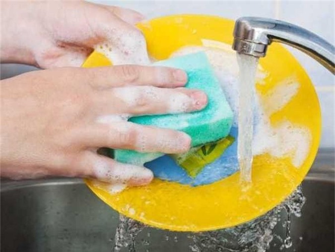Sai lầm khi rửa bát 99% bà nội trợ Việt đều mắc - Hình 2 Sai lam khi rua bat 99% ba noi tro Viet deu mac-Hinh-2