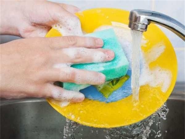 Sai lầm khi rửa bát 99% bà nội trợ Việt đều mắc - Hình 3 Sai lam khi rua bat 99% ba noi tro Viet deu mac-Hinh-3