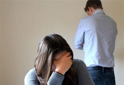 Thấy chồng cuối tuần vẫn đi làm, vợ đến công ty theo dõi và chết lặng trước cảnh tượng trong nhà vệ sinh