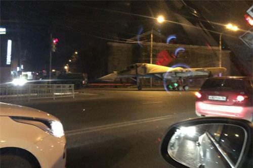 Tiêm kích 'thú mỏ vịt' Su-34... chạy trên đường cao tốc