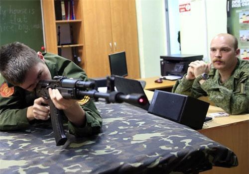 Trẻ em Nga được dạy cách dùng AK để… giáo dục lòng yêu nước
