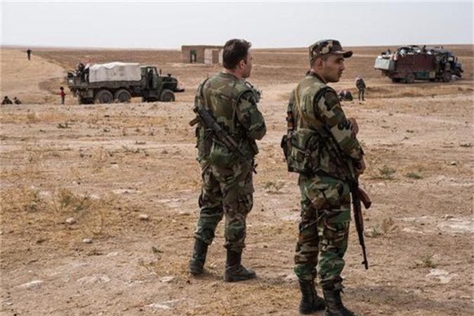 Trở lại Tal Tamr, quân đội Syria mang theo nhiều vũ khí hạng nặng - Hình 11 Tro lai Tal Tamr, quan doi Syria mang theo nhieu vu khi hang nang-Hinh-11