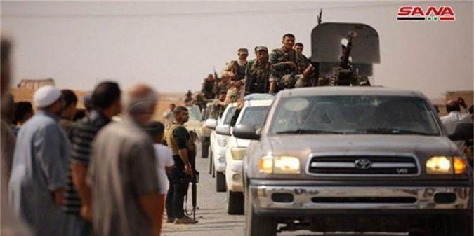 Trở lại Tal Tamr, quân đội Syria mang theo nhiều vũ khí hạng nặng - Hình 5 Tro lai Tal Tamr, quan doi Syria mang theo nhieu vu khi hang nang-Hinh-5