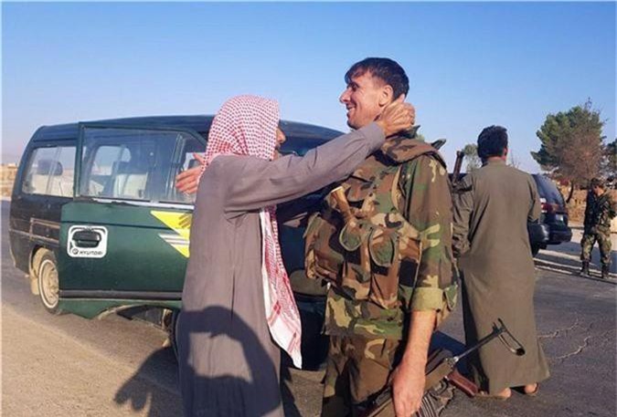 Trở lại Tal Tamr, quân đội Syria mang theo nhiều vũ khí hạng nặng - Hình 9 Tro lai Tal Tamr, quan doi Syria mang theo nhieu vu khi hang nang-Hinh-9