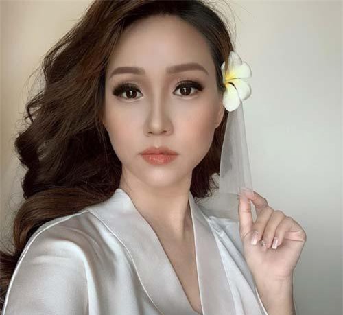 Cựu MC 'Chuyển động 24h' kết hôn, khoe cuộc sống sang chảnh vạn người thèm