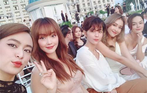 Hội chị em đọ sắc 'ngợp trời' cùng khung hình tại hôn lễ Đông Nhi - Ông Cao Thắng, Vũ Cát Tường đặc biệt gây bất ngờ