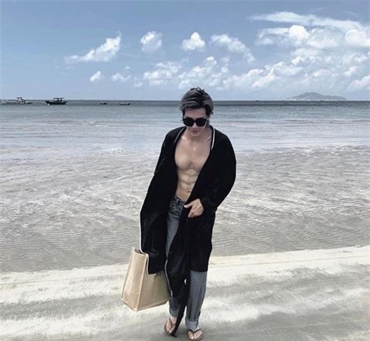 Màn cởi áo khoe body 6 múi của Denis Đặng khiến fan nữ chỉ muốn 'nhào vào lòng'