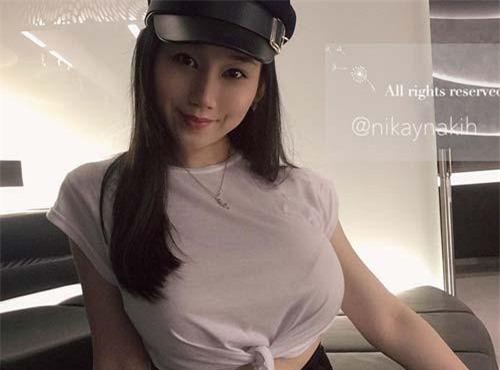 'Thủy Top' của Singapore bức xúc vì bị fan cuồng gạ bán thứ này