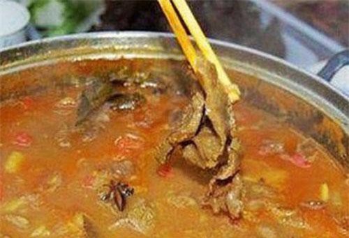 Khóc thét với món lẩu phân bò vô cùng kinh dị