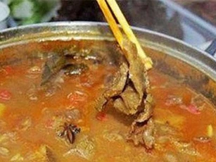 Khóc thét với món lẩu phân bò vô cùng kinh dị