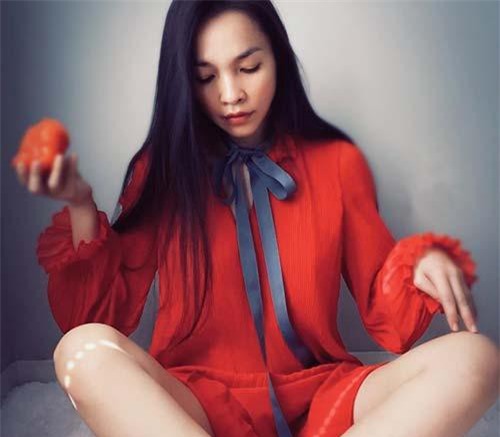 Tuổi U40, Hiền Thục mặc váy ngắn, tạo dáng ngồi 'hiểm' bị chê kém duyên