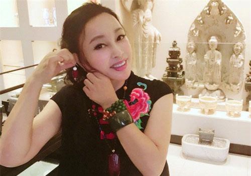 &#x27;V&#xF5; T&#x1EAF;c Thi&#xEA;n&#x27; L&#x1B0;u Hi&#x1EC3;u Kh&#xE1;nh: T&#x1EF7; ph&#xFA; n&#x1EE9;c ti&#x1EBF;ng, 4 &#x111;&#x1EDD;i ch&#x1ED3;ng, y&#xEA;u trai tr&#x1EBB; nh&#x1B0;ng kh&#xF4;ng con c&#xE1;i