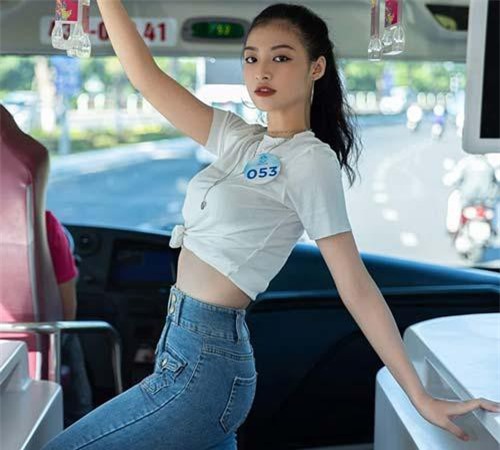 Cách có body thắt đáy lưng ong quyến rũ của á hậu Quảng Nam