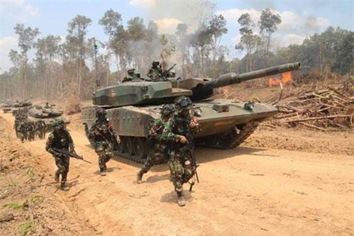 Cho&#xE1;ng ng&#x1EE3;p l&#x1EE5;c qu&#xE2;n Indonesia t&#x1EAD;p tr&#x1EAD;n v&#x1EDB;i tr&#x1EF1;c th&#x103;ng Apache, xe t&#x103;ng Leopard 2A4