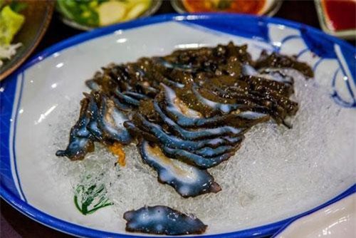 Rợn người với cách ăn món đỉa biển sống của người Hàn Quốc