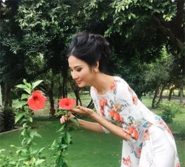 Hoàng Thùy loại hoa dâm bụt, đối thủ Miss Universe dùng ý tưởng này lại hot