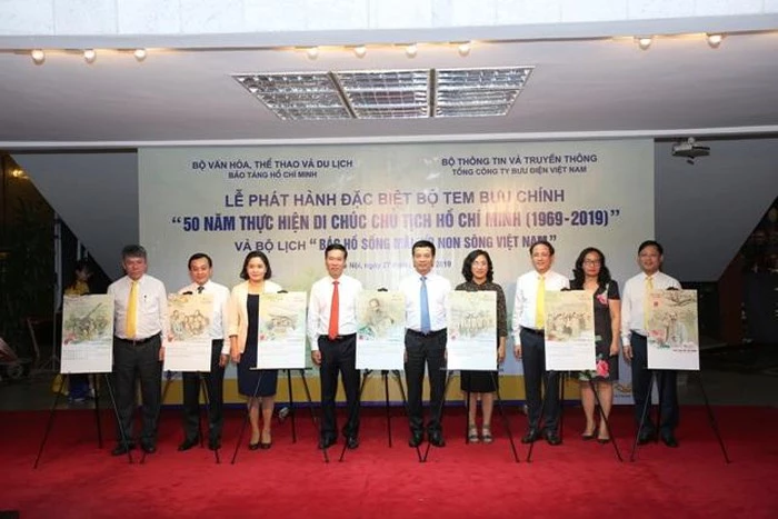Các đại biểu trong lễ phát hành bộ lịch “Bác Hồ sống mãi với non sông Việt Nam”.