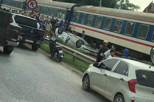 Băng qua đường sắt, nữ tài xế bị tàu tông tử vong