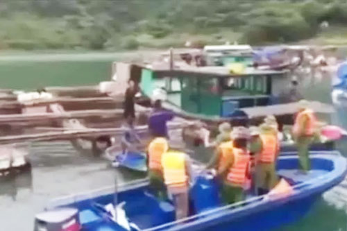 Tạm giữ đối tượng ném bom xăng vào lực lượng thi hành công vụ