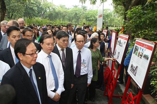 Triển lãm “Hồ Chí Minh: Cuộc đời và sự nghiệp từ tài liệu lưu trữ Việt Nam và quốc tế”