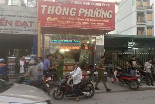 Hai thanh niên nổ súng cướp tiệm vàng ở Sài Gòn - 1