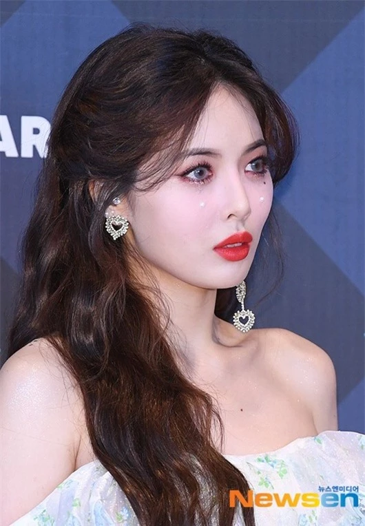 HyunA diện váy ngắn, trễ vai khoe vẻ gợi cảm khó cưỡng trên thảm đỏ - Ảnh 7