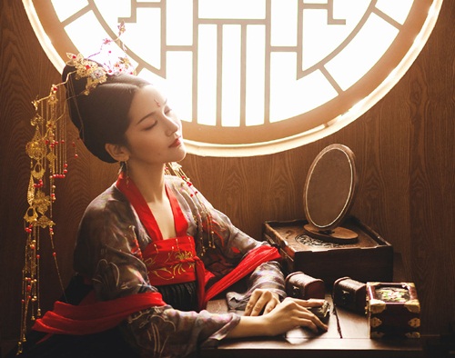 Bài kiểm tra thân thể vô cùng xấu hổ mà mỹ nữ phải chịu để có cơ hội thành hoàng hậu