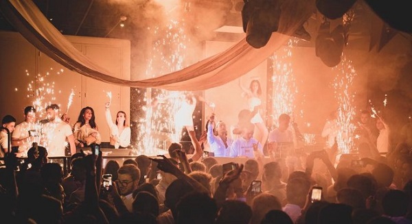 Cô gái bất ngờ sinh con khi đang "quẩy tung nóc" trên bar, em bé được nhận món quà đặc biệt