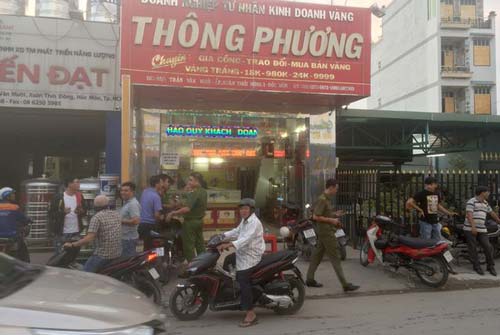 Hai thanh niên nổ súng cướp tiệm vàng ở Sài Gòn