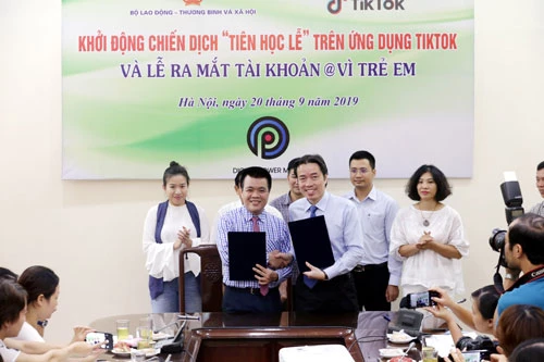 Đại diện TikTok (bên trái) và Cục Trẻ em ký thỏa thuận hợp tác vào ngày 20/9/2019.