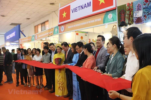 Cắt băng khai trương gian hàng Việt Nam tại Hội chợ thương mại quốc tế Ấn Độ. Ảnh: TTXVN