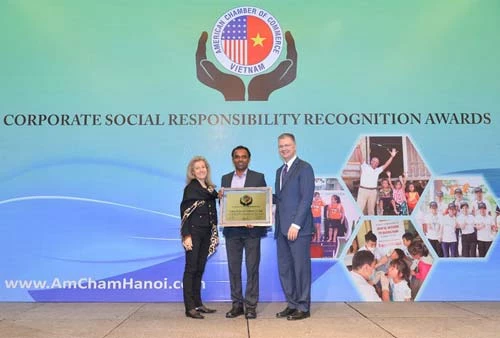 Đại Sứ Hoa Kỳ tại Việt Nam, Ngài Daniel J. Kritenbrink, trao giải thưởng CSR cho Công ty P&G Việt Nam.