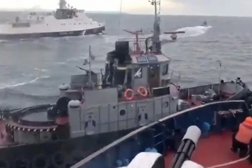 Tàu hải quân Ukraine bị Nga bắt giữ trong vụ đụng độ dưới chân cầu vượt eo biển Kerch. Ảnh: TASS.