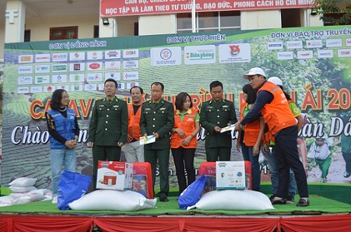 Doanh nghiệp thủ đô chia sẻ khó khăn với nhân dân và chiến sĩ cửa khẩu Lóng Sập