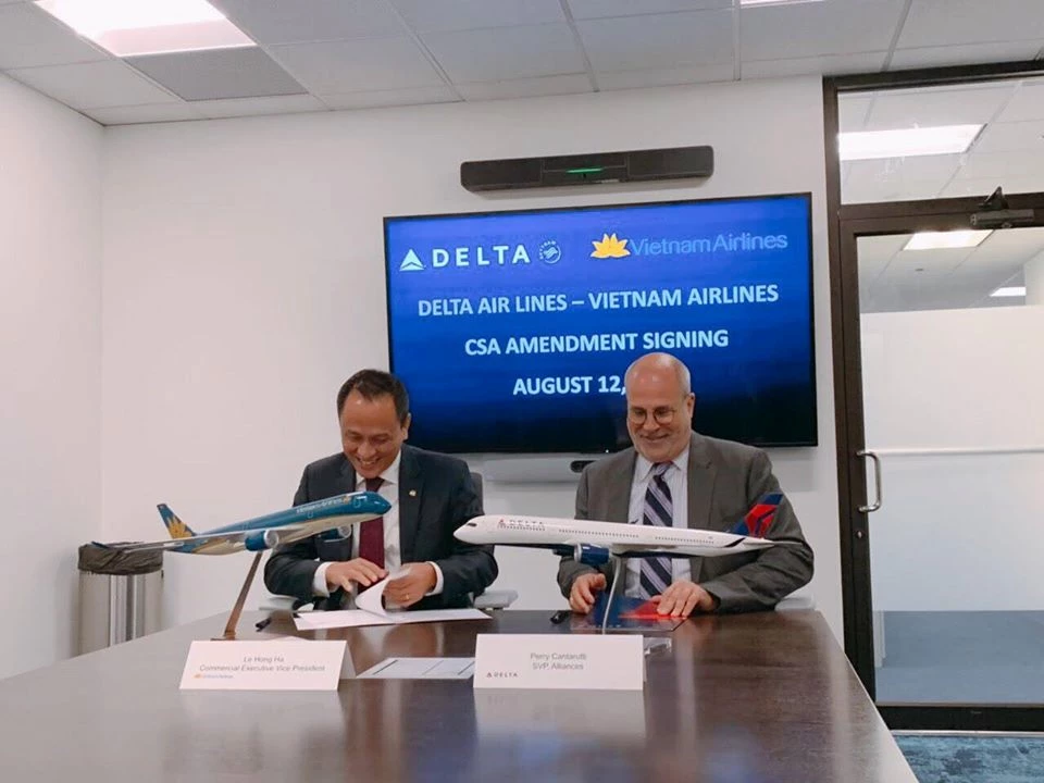 Ông Lê Hồng Hà - Phó Tổng giám đốc Vietnam Airlines và ông Perry Cantarutti - Phó Tổng giám đốc phụ trách liên minh của Delta Air Lines ký kết thoả thuận mở rộng hợp tác liên danh linh hoạt tại Atlanta (Mỹ).