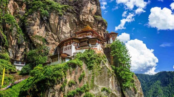 Bhutan thu hút du khách với cảnh đẹp hoang sơ.