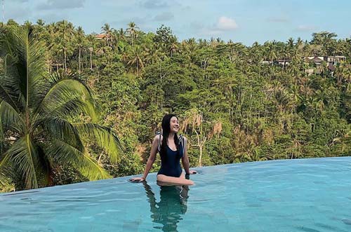 Em gái út MC Trấn Thành khoe dáng đầy đặn tuổi 20 với bikini