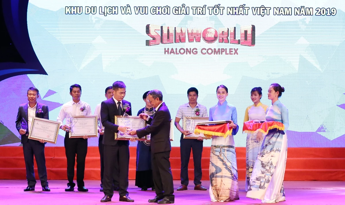 Ông Trần Văn Minh – Giám đốc Sun World Halong Complex, nhận giải thưởng Top 5 “Khu du lịch và vui chơi giải trí tốt nhất Việt Nam” tại Lễ vinh danh