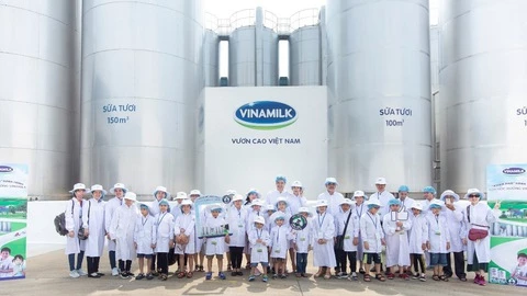 Hệ thống bồn chứa sữa tươi nguyên liệu khổng lồ tại siêu nhà máy sữa Việt Nam của Vinamilk tại Bình Dương