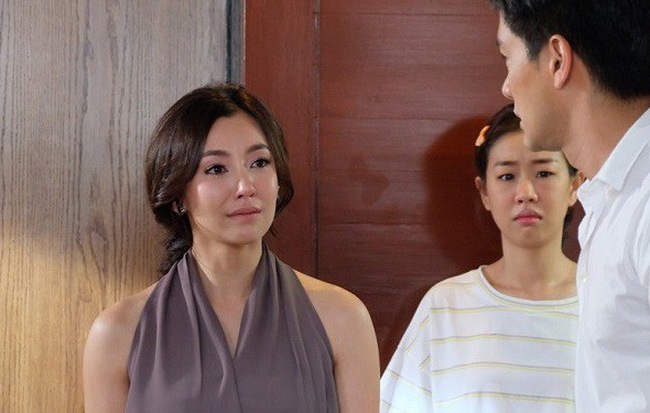 Ép vợ ly hôn, đuổi khỏi nhà để rước bồ nhí về sống nhưng vừa nhìn thấy tờ giấy trên tay cô mà anh chồng tái mặt