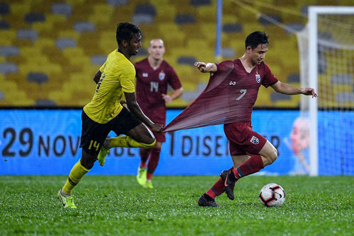 Thua sốc Malaysia, HLV Thái Lan đổ lỗi cho mặt cỏ xấu, quyết tâm thắng Việt Nam