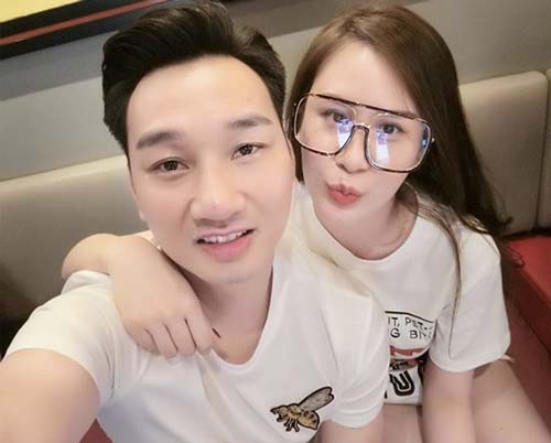 3 nam MC nổi tiếng trên sóng VTV lấy vợ 2 kém chục tuổi đẹp như hoa hậu là ai?