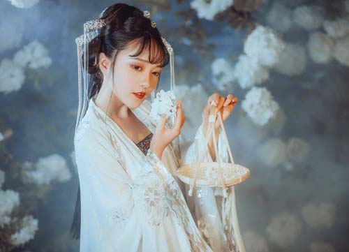 Cực dị với chiêu "dùng mỹ nữ chống rét" của các hoàng thân quốc thích thời xưa