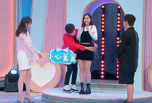 Sở hữu vòng eo siêu nhỏ, 'mẹ bỉm sữa' AngelaBaby gây choáng