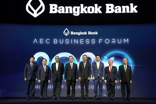 James Wu, Chủ tịch Huawei khu vực Đông Nam Châu Á (Southeast Asia President), thứ 3 từ phải sang, tại Diễn đàn Kinh doanh AEC 2019 (AEC Business Forum 2019) với chủ đề “2020 – kỷ nguyên của Kết nối ASEAN”.