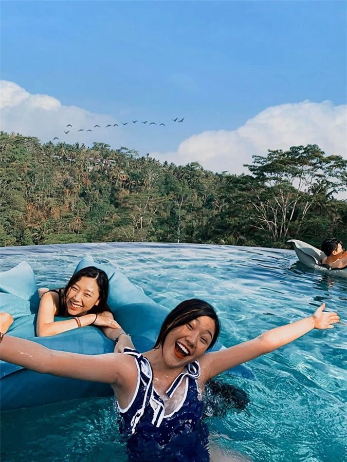 Em gái út MC Trấn Thành khoe dáng đầy đặn tuổi 20 với bikini
