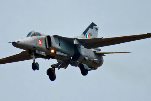 Theo thông tin mới nhất được đăng tải trên tờ Sputnik, Ấn Độ đang có kế hoạch cho những cường kích cơ MiG-27 của nước này về hưu trong khi những chiến đấu cơ MiG-21 vẫn... sống tốt dù tuổi đời cao hơn rất nhiều. Nguồn ảnh: Pinterest.
